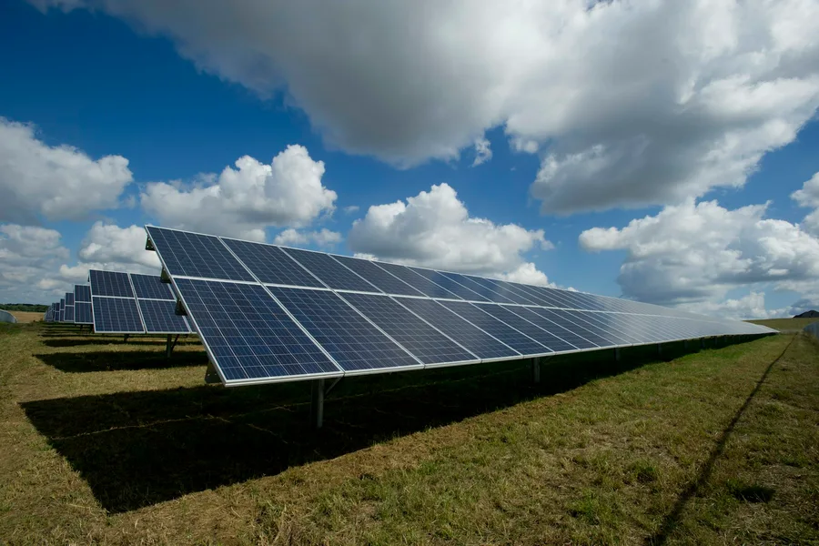 Placas solares fotovoltaicas limpias sobre una cubierta